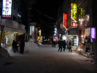 ��̉��򒬁B�ӊO�ɓX�������A�h���Ă����B